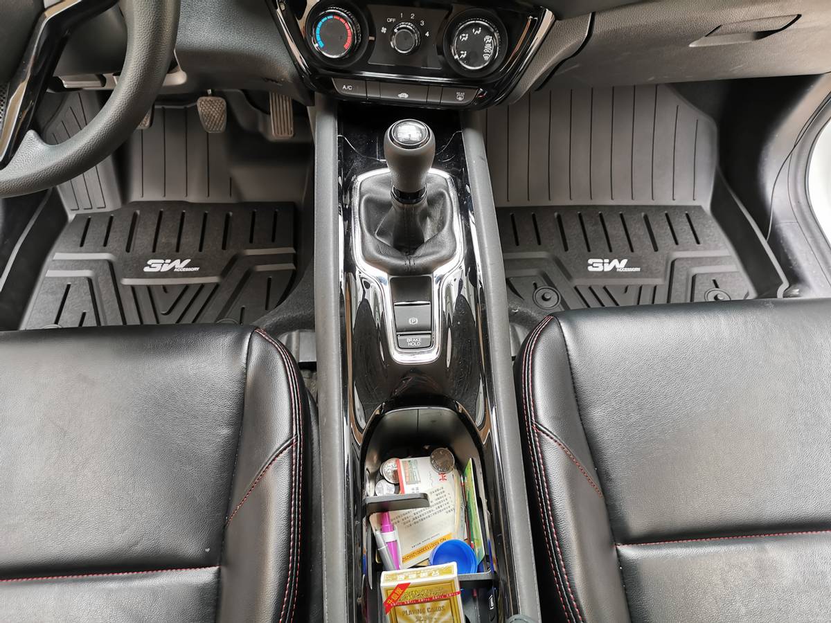 汽车里一股臭脚味,汽车脚垫有臭味怎么消除