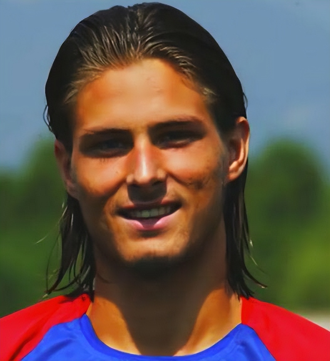 法国吉鲁替补出场,吉鲁个人资料简介