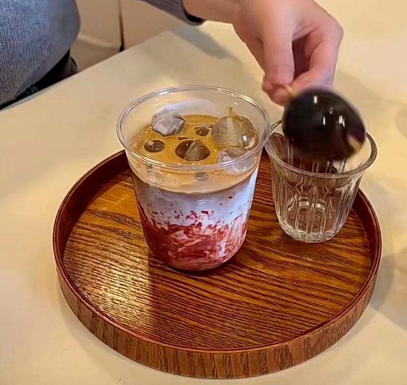 全网疯传的“章鱼拿铁”事件，正在恶心中国年轻人