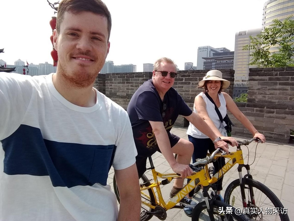 英国小伙来中国8年回自己国家,英国小伙来中国旅游原视频