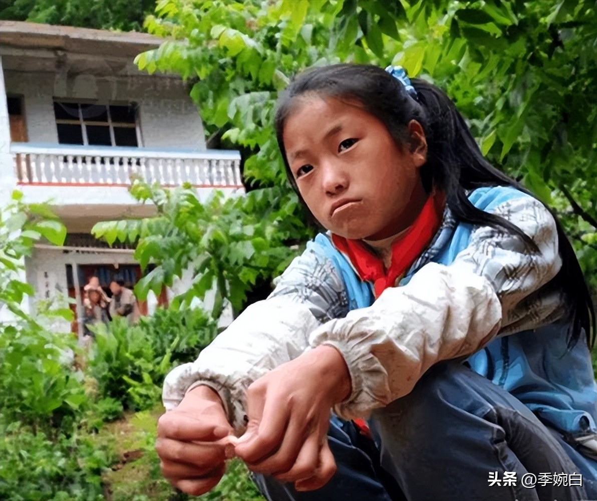 “28岁女儿下跪”事件:那双没买的200元鞋子,到底打了谁的脸?