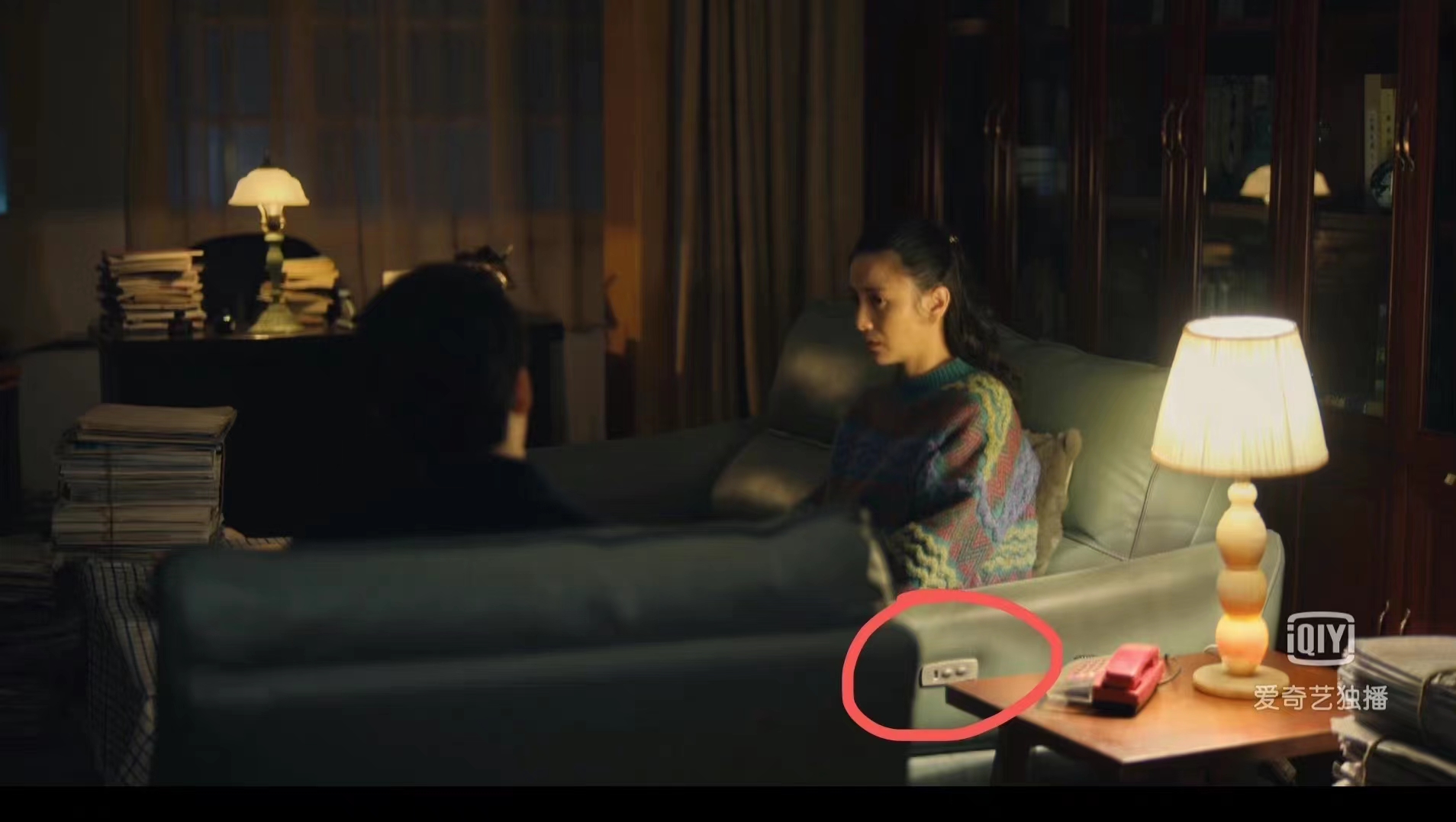 《人世间》：兰蔻小黑瓶、电动沙发，网友火眼金睛发现的14个穿帮
