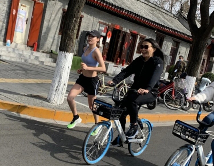 谷爱凌锻炼腹肌躺在背上,谷爱凌早期腹肌训练视频