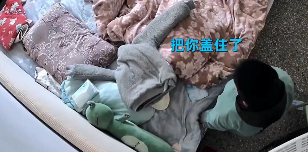 婴儿被四岁哥哥用东西盖住,婴儿脸部被四岁哥哥用衣物盖住