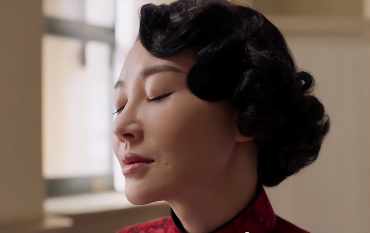 刘嘉玲关晓彤同框,穿旗袍大秀窈窕好身材