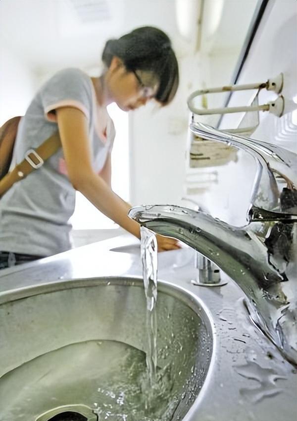 火车内的4个“秘密”：神秘的乘务员规定和震撼的鸣笛传统！