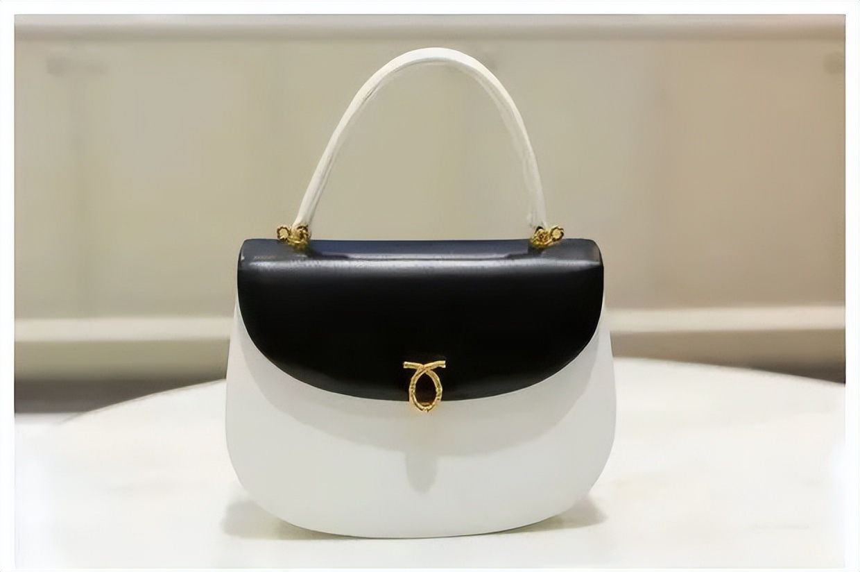 英国女王最喜欢的包包牌子,英国女王拿的包包价格