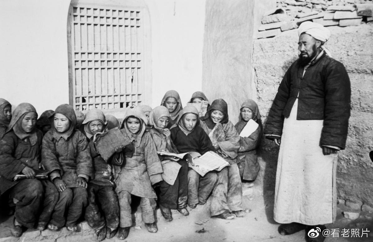 30个老照片记录女子与洋人*片鸦**烟枪下的白日梦