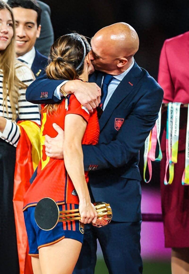 西班牙足协亲吻事件,西班牙足协主席鲁维亚莱斯