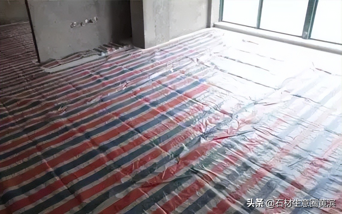 防止石材地面空鼓应采取哪些措施,大楼外墙下地面洒水石材空鼓塌陷