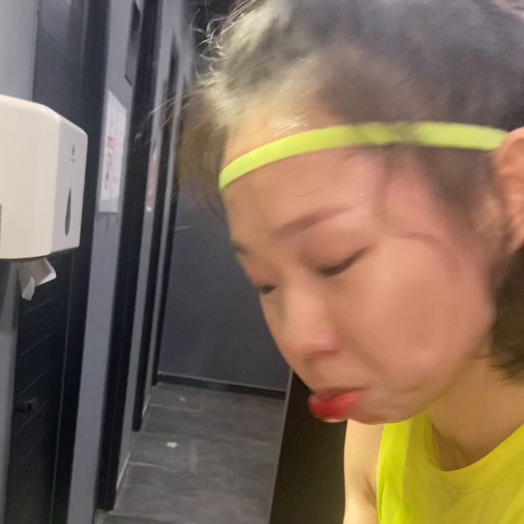 一个动作改善圆肩俯身,简单方便肱骨前移改善训练动作