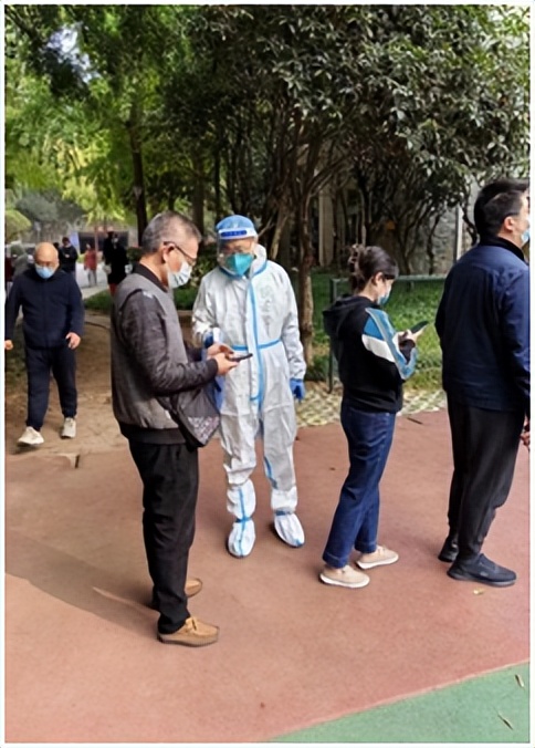 下沉“疫”线倾力服务用“志愿红”守护“健康绿”——市*访信**办*党**员干部积极助力打赢疫情歼灭战