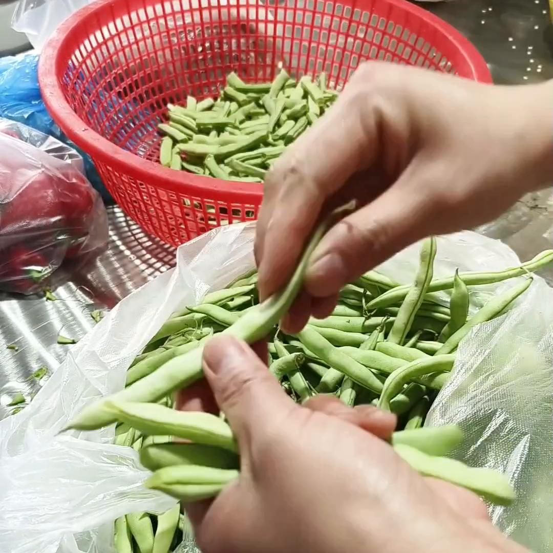 工厂食堂大锅菜自己煮的干净卫生，吃的呢也放心。出门在外...