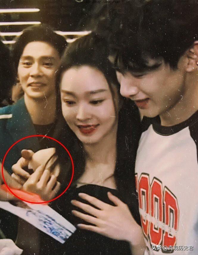 白敬亭宋轶扫楼拍照换玩偶,白敬亭穿外套抱宋轶