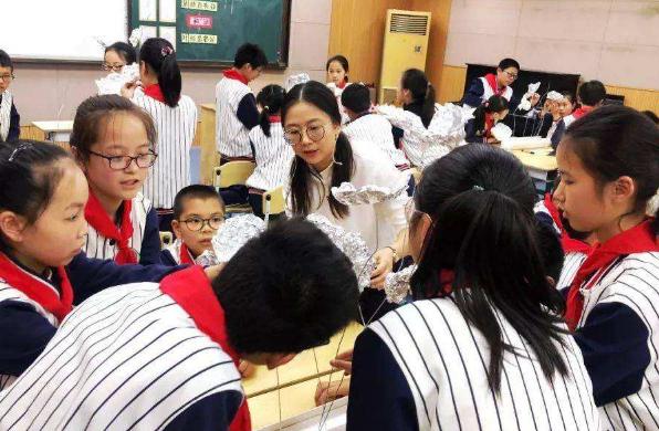 前面4人后面7人一共几人,前面4人后面六人一共多少人