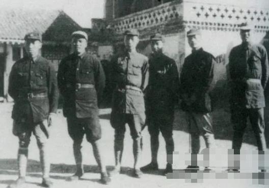 李白首创一个词牌，极为难写，佳作很少，毛*东泽**却写成千古名作