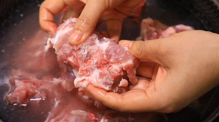冷冻肉怎么解冻不影响口感,解冻肉切记不要直接用水泡