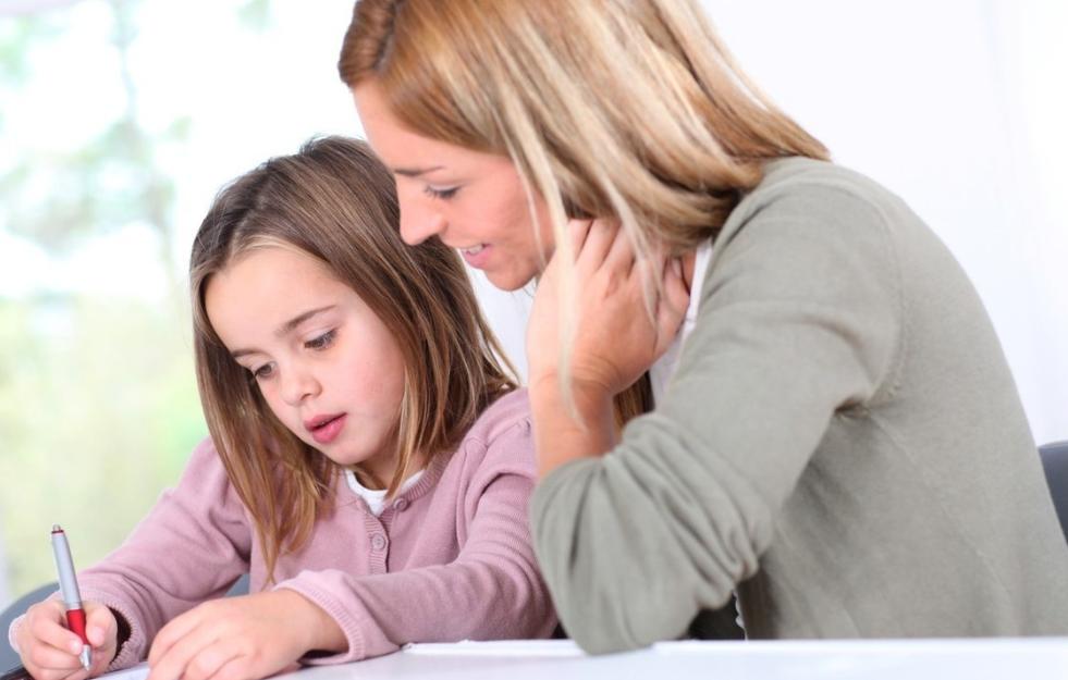 儿子痴迷摸妈妈身体，睡觉要摸妈妈胸部入睡