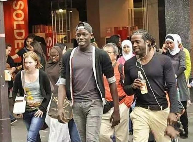 法国为什么有这么多黑人？跟美国又有什么区别呢