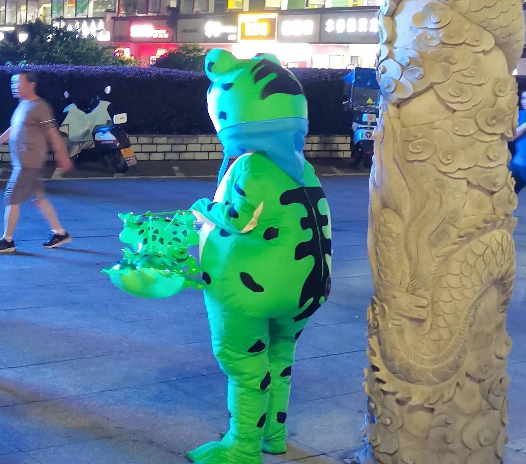 网红卖崽青蛙到处发疯,网红卖崽青蛙落网他们做错了什么