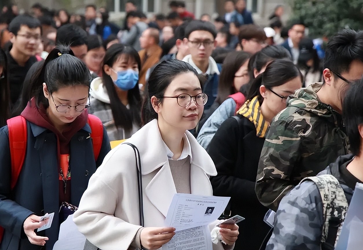 上海教师公积金工资,上海大学副教授公积金有多少