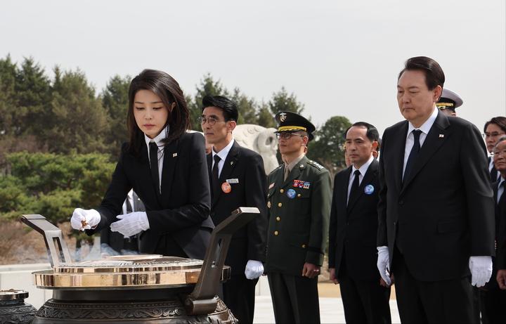 韩第一夫人当众哭泣引热议！擦眼泪鼻涕不顾形象？仙女落泪也超美