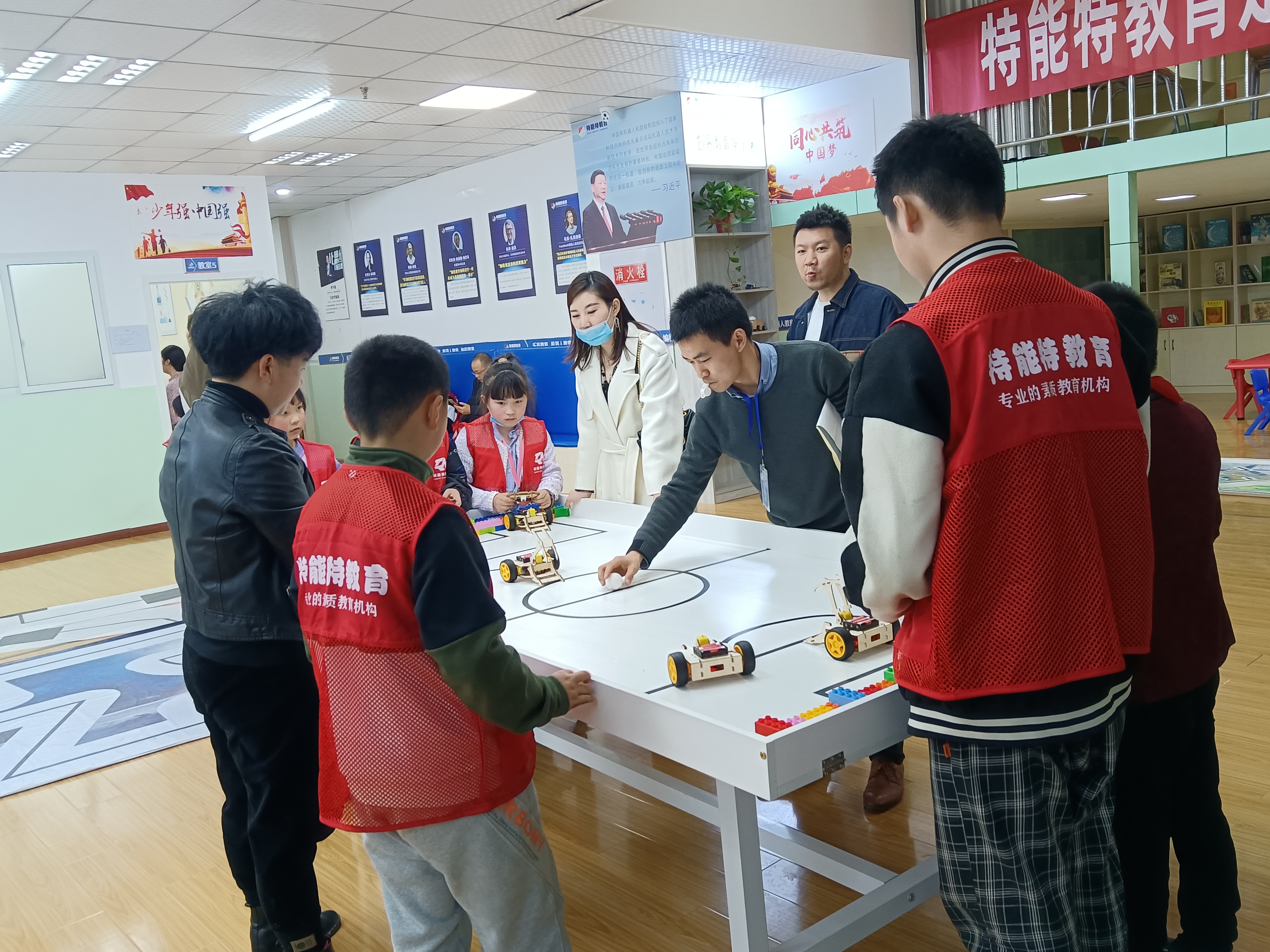 巴*特中**能特教育举行少儿机器人足球大赛