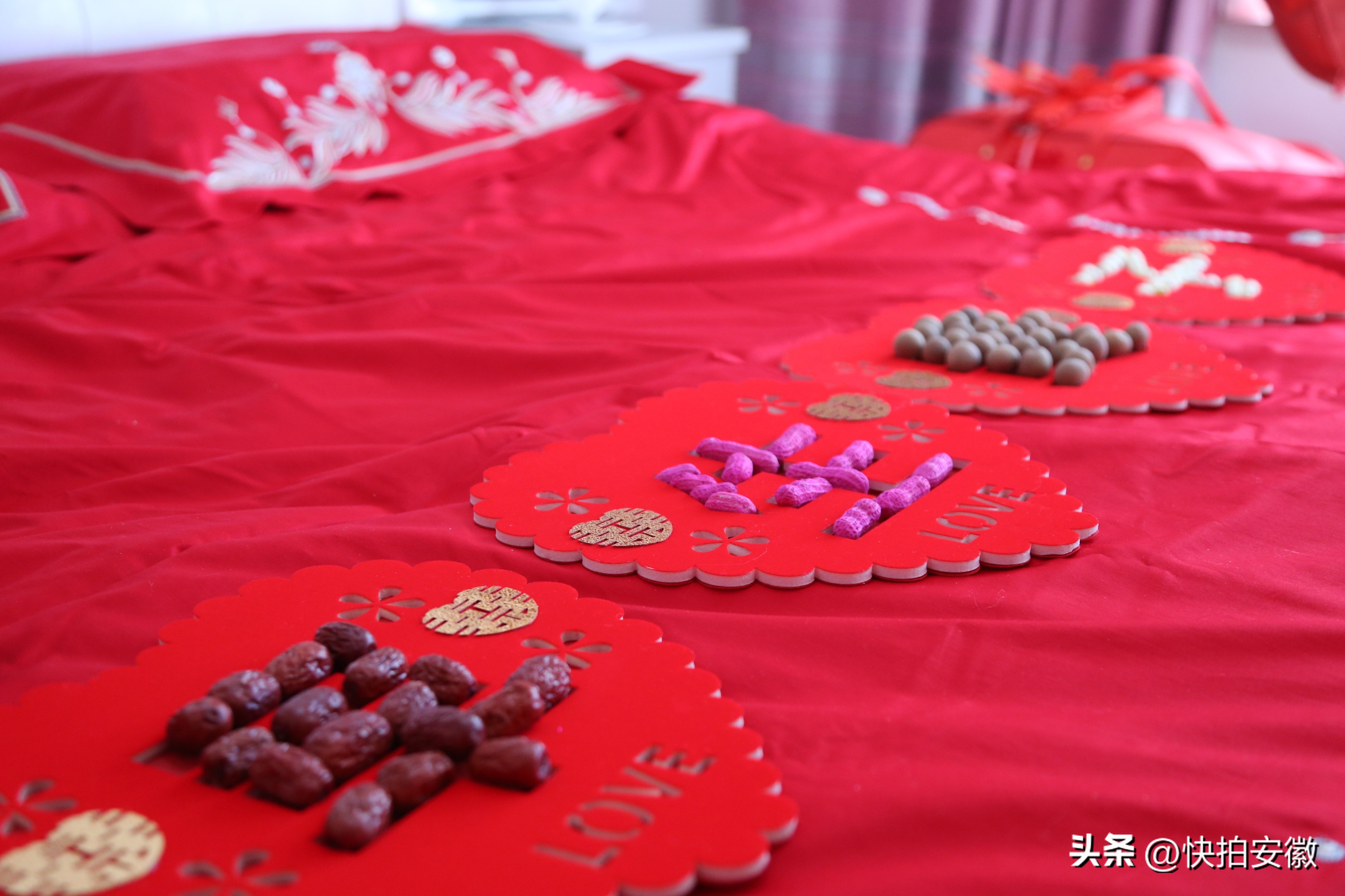 城里青年结婚无人闹洞房，婚床上用食物摆出4个大字寓意太暖了