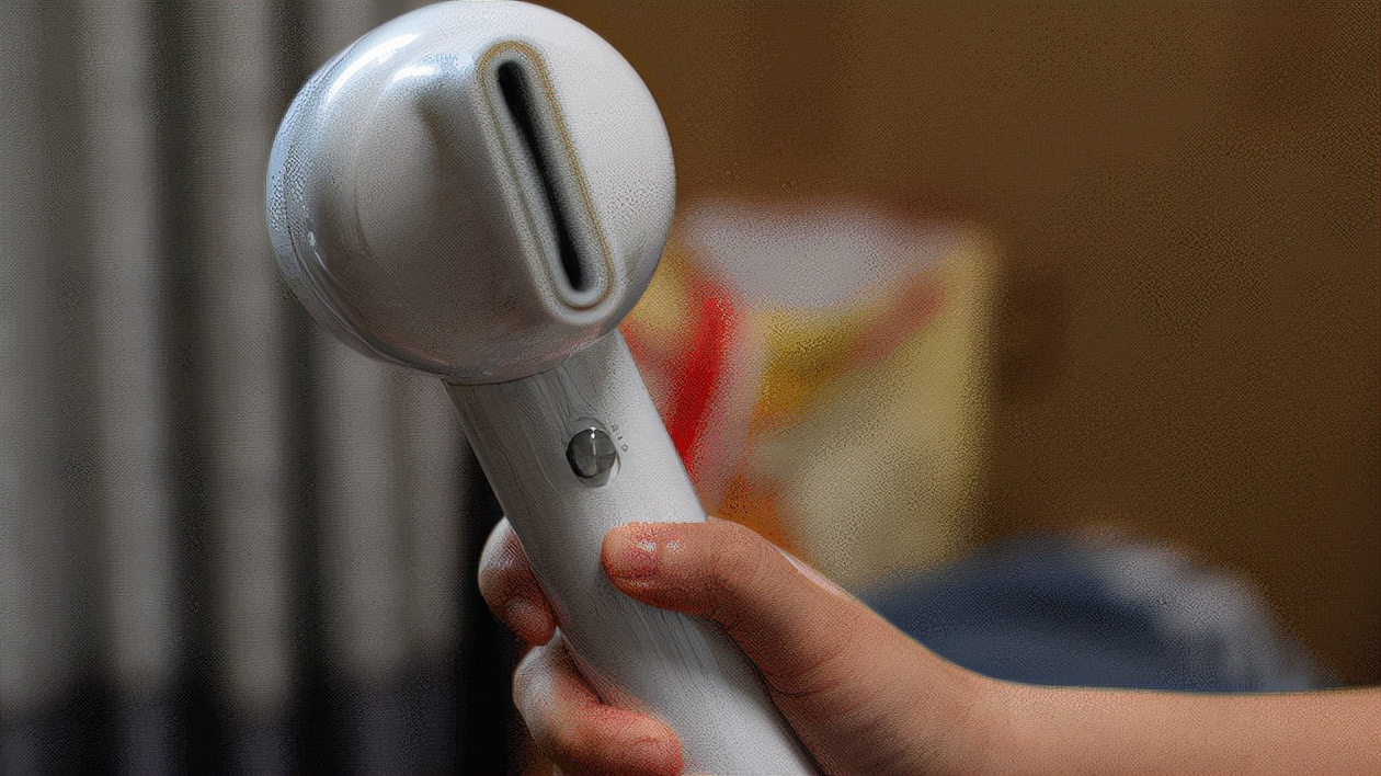 吹风机进头发怎么处理,头发应该吹风机吹干还是自然干