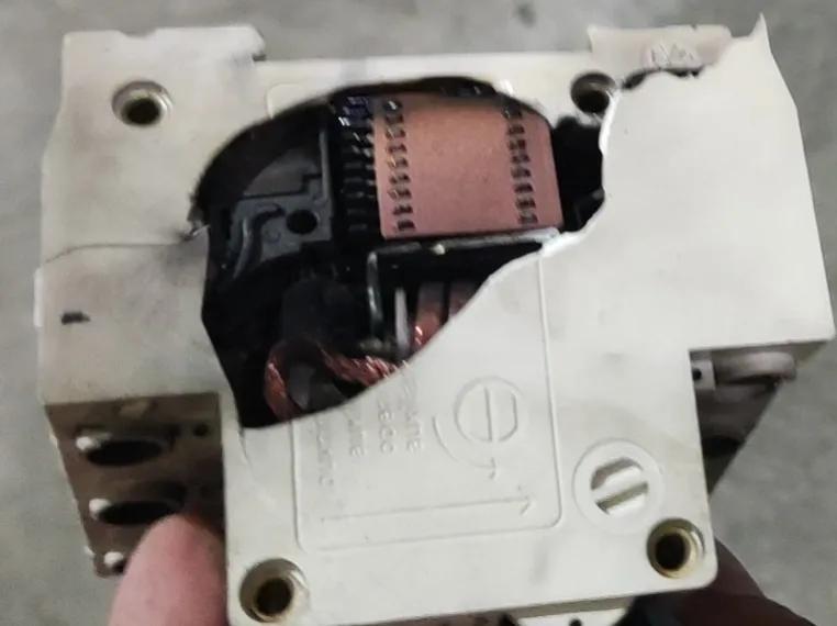 断路器跳闸推不上去,配电室总闸老跳闸是怎么回事