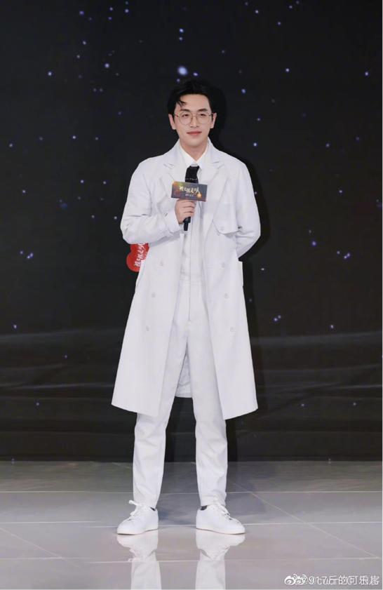 谁懂白客的人夫感！是那种苏感满满的居家好男人型，特别是笑起来