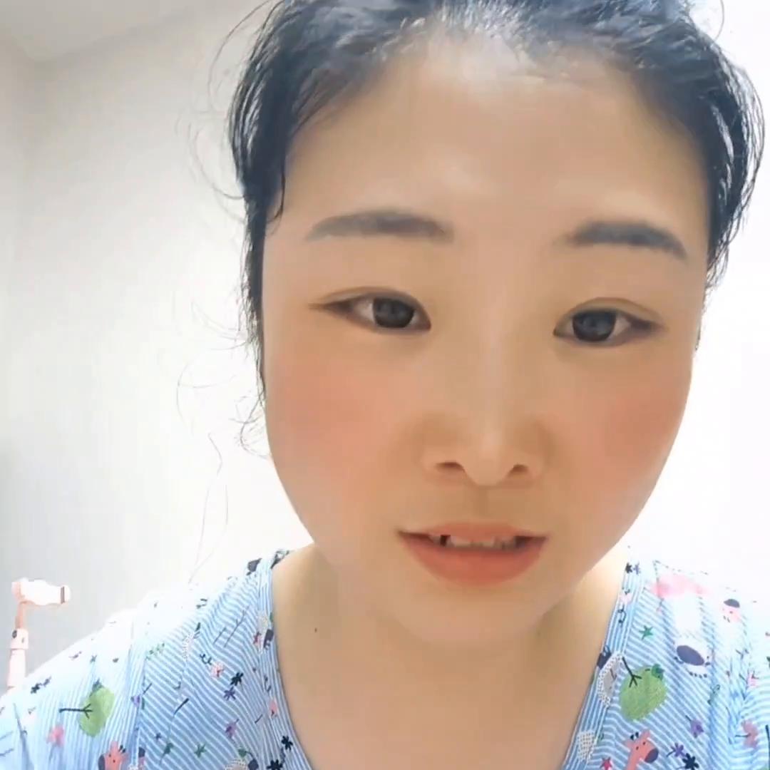 韩国打工。这几天手上图片长了好多湿疹，好痒啊。夜里都睡...