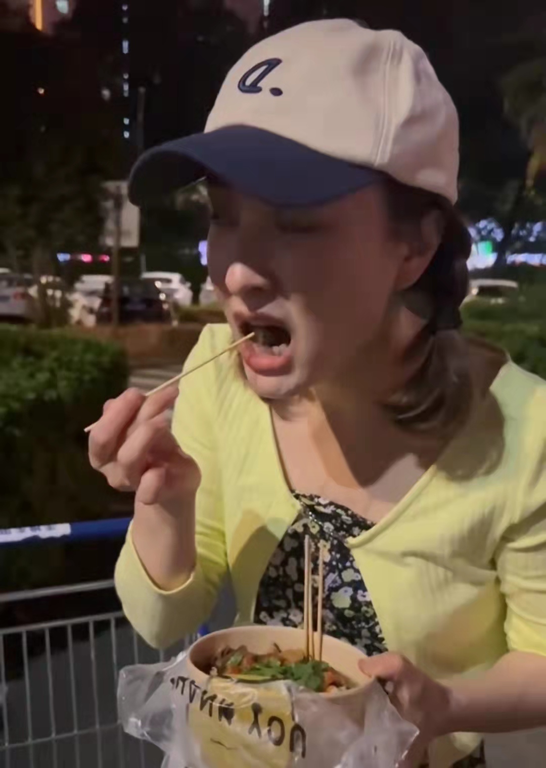 吴昕携弟妹逛夜市，用9元手机壳穿千元拖鞋，胃口大用推车装小吃