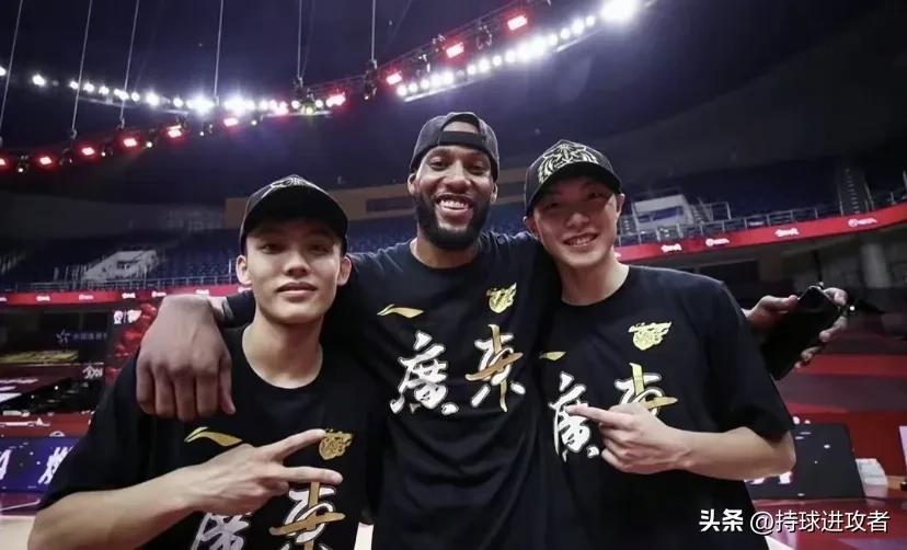 胡明轩25岁生日排面！广东男篮官方送祝福，在CBA挣扎中证明自己