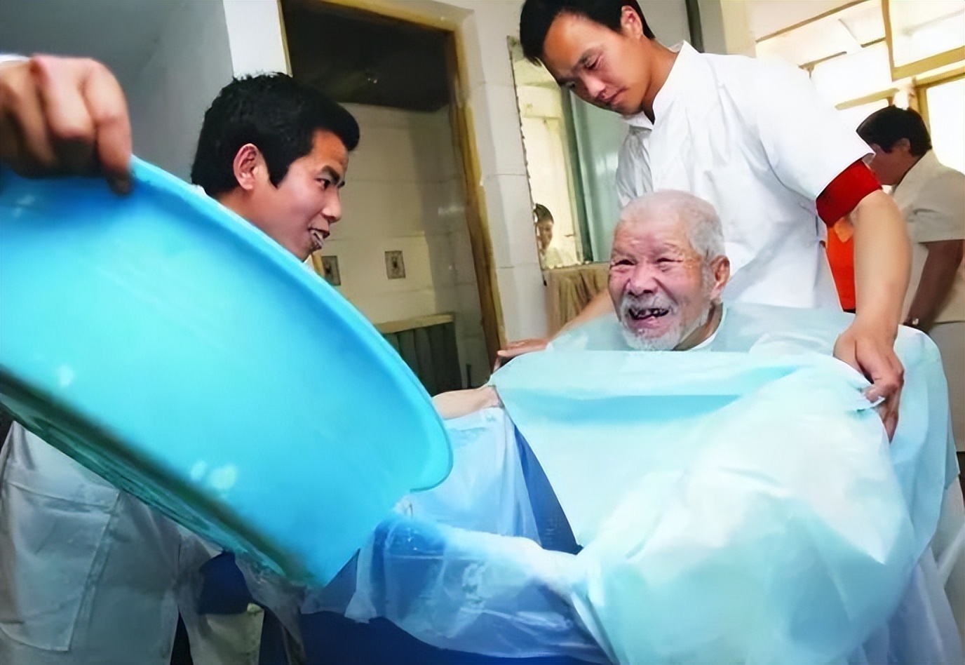 老人洗澡猝死警方提示,老人洗浴店泡澡猝死后续