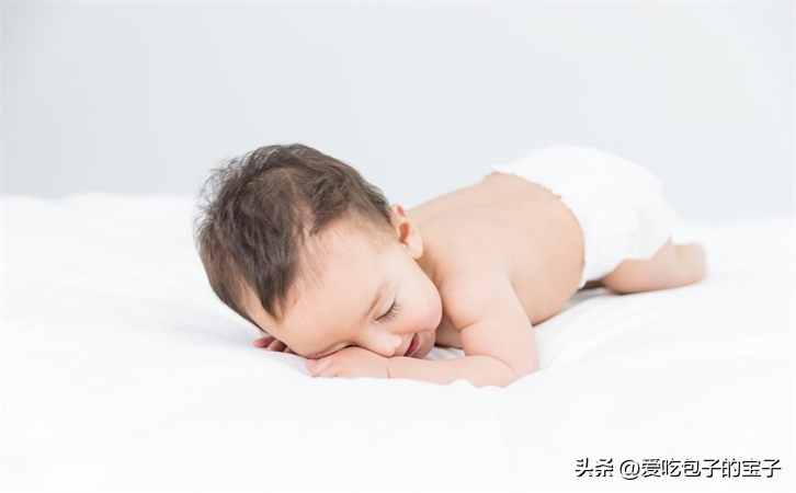 新生儿头睡扁了怎么矫正,新生儿头睡变形纠正