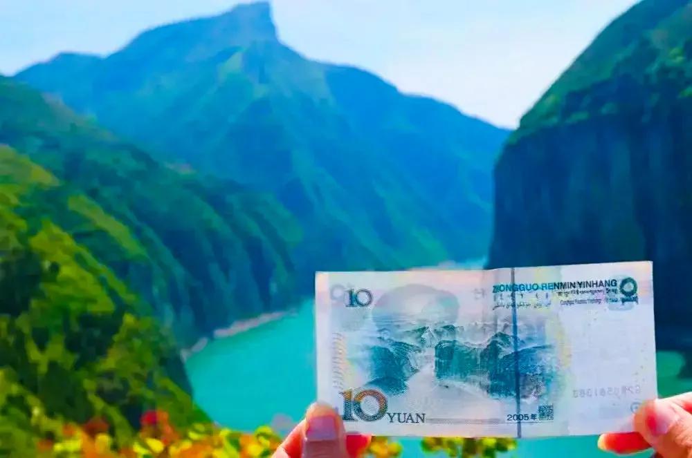 朝辞白帝彩云间中的白帝城指,早发白帝城和朝辞白帝彩云间