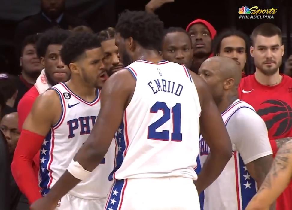 连续吹3个进攻犯规,垫脚三分投篮怎么判罚