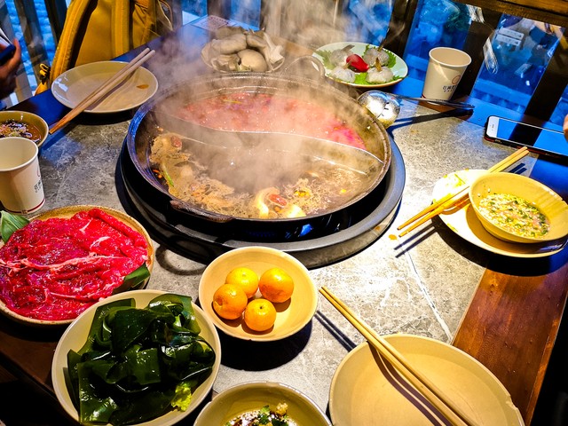 重庆新市井气火锅店,重庆网红唱歌火锅店