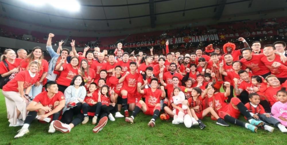 武磊中国足球球迷痛哭,武磊的孤独正是中国足球的囧途