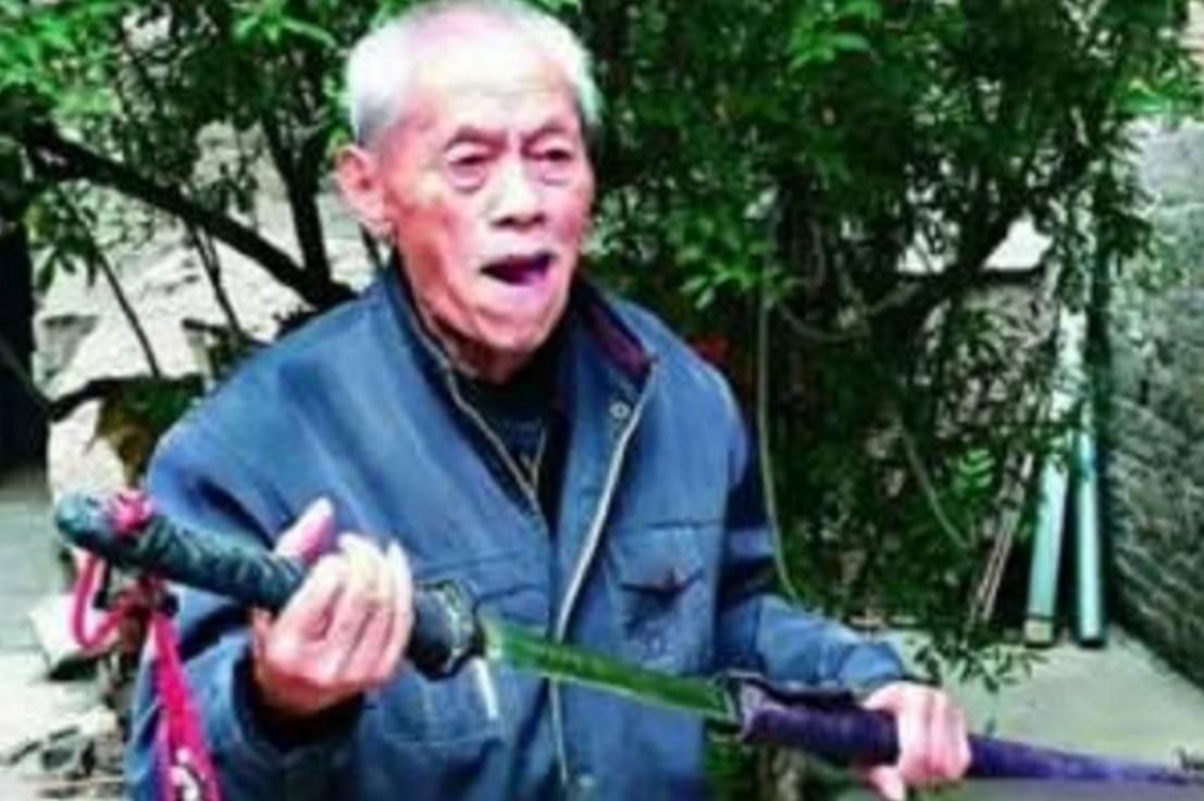 小伙缴获日本天皇赐下的战刀,老人缴获一把日本军刀