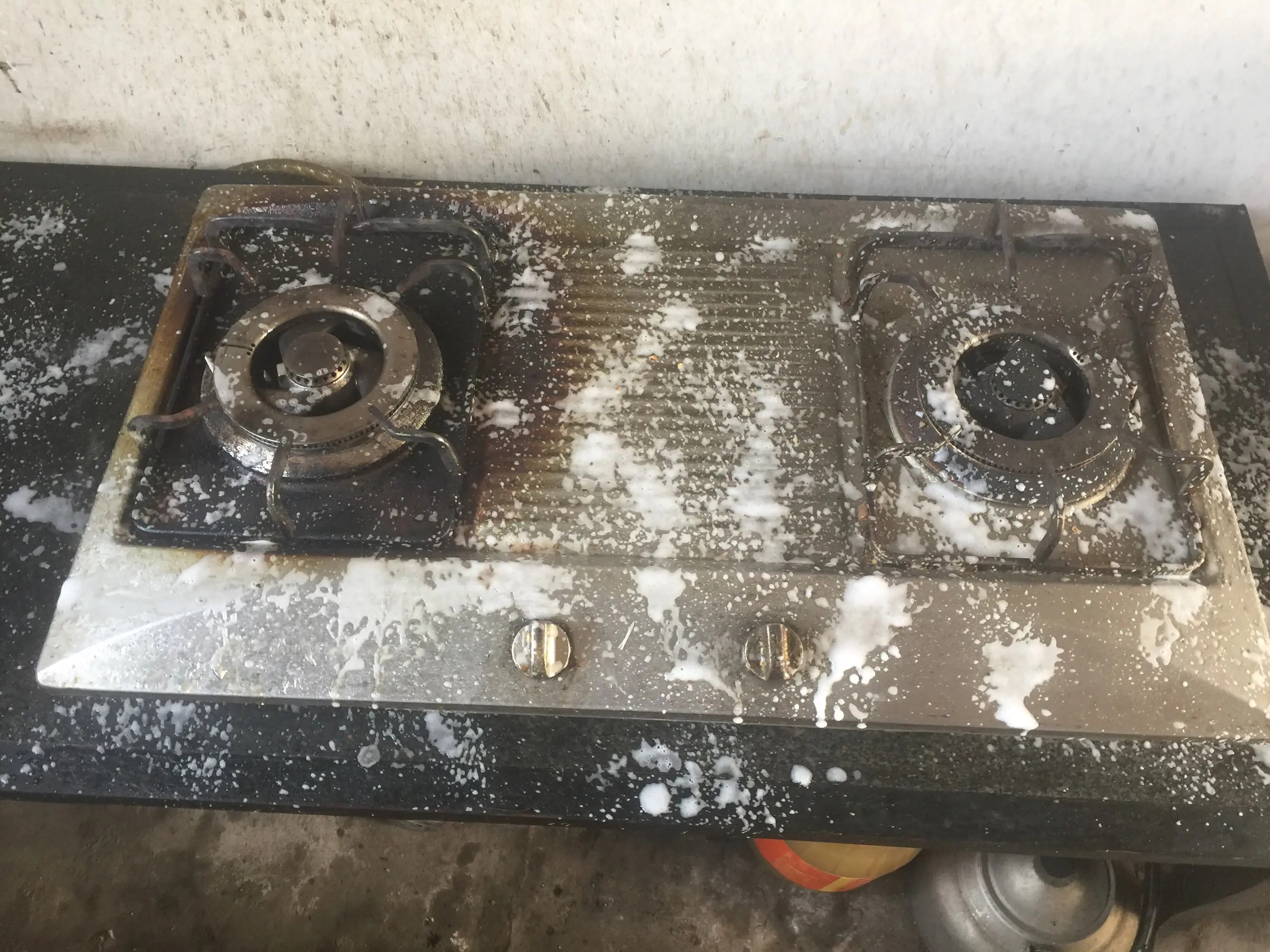 燃气灶打着后十几秒自动熄火,有熄火保护的燃气灶打着又灭