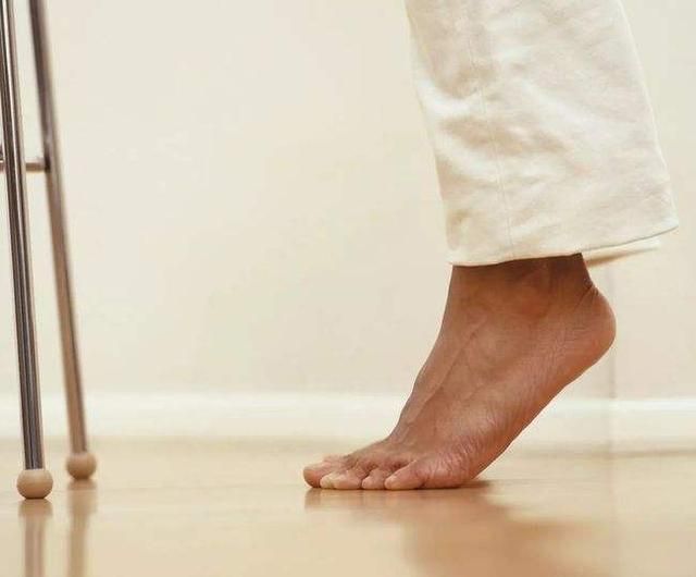 青岛大妈每天坚持踮脚,大妈坚持运动20年