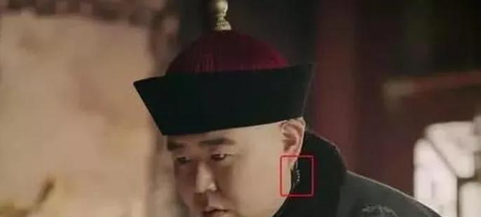 洒枸杞假装喷血、演尸体玩手机，这些穿帮镜头好敷衍，个个离谱