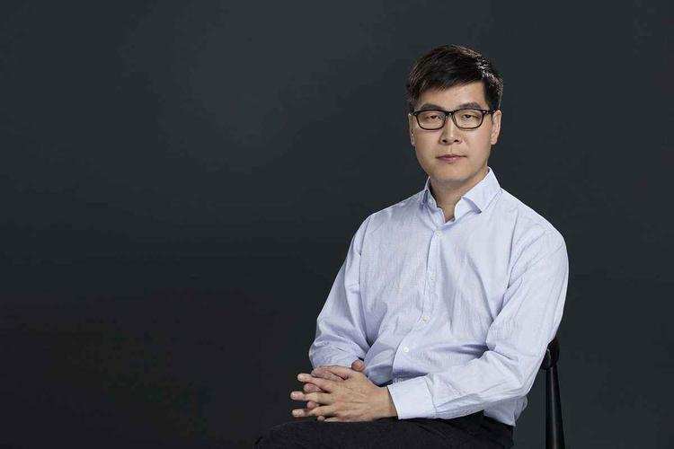 他穷到花老婆钱，24岁创业，靠卖网站域名发家，现身家75亿