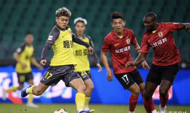 广州恒大对韦世豪视频,韦世豪为什么打广州恒大