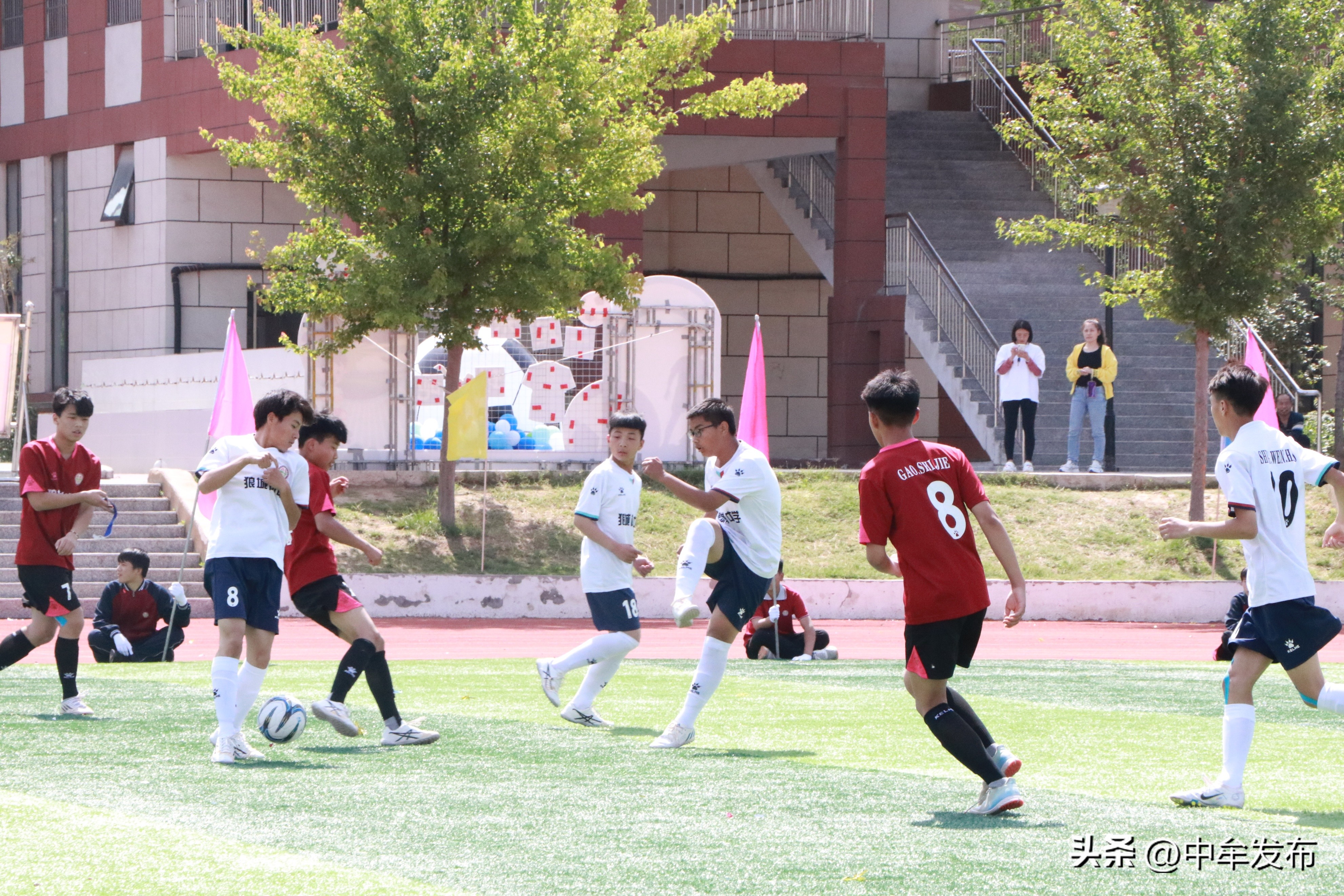 中牟县狼城岗中学首届校园足球文化节活动:“足”够精彩“球”驰绿茵