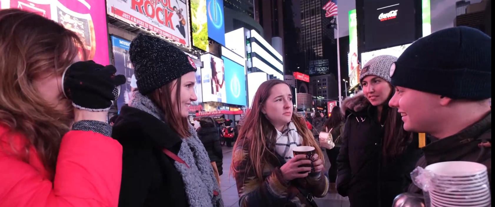 美国小伙觉得中国食物难吃，便用胡辣汤街头实验，结果被路人疯抢
