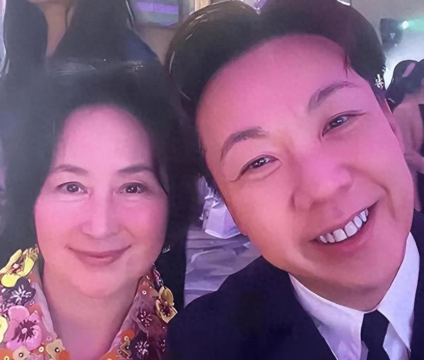 山中老女子勒出副乳，与亲戚男友再续初恋，怎搞的