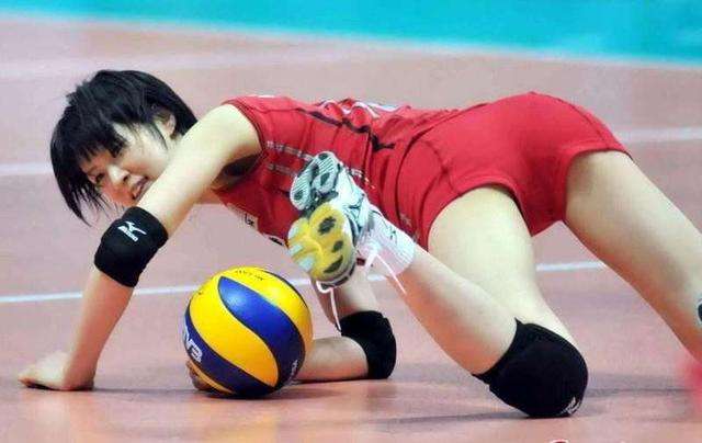女排为什么要穿球服,女排运动员比赛只能穿一条裤子吗